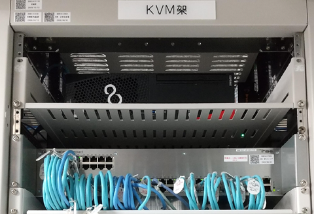 KVM架に設置されたK480-64C